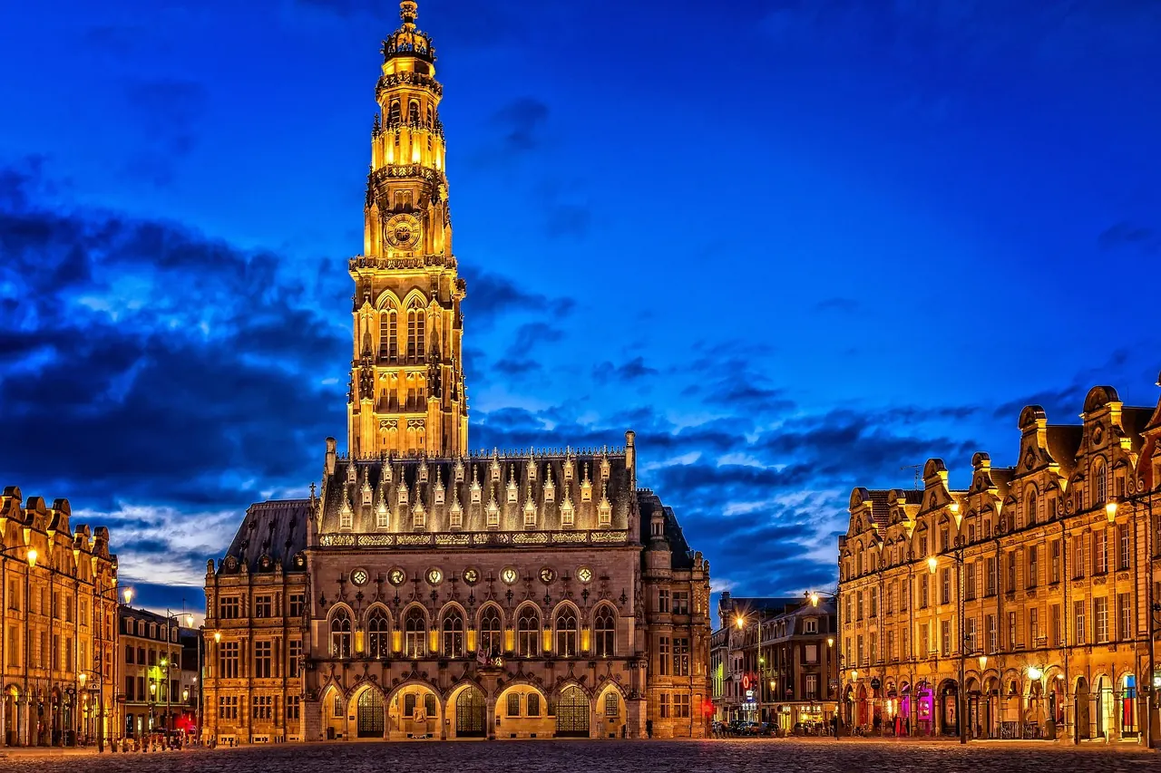 La Grand-Place d'Arras et son beffroi à l'heure bleue