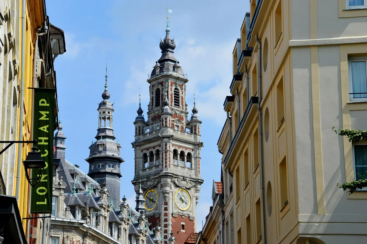 Le beffroi de Lille vu depuis une rue du Vieux-Lille