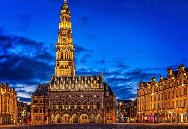 La Grand-Place d'Arras et son beffroi à l'heure bleue