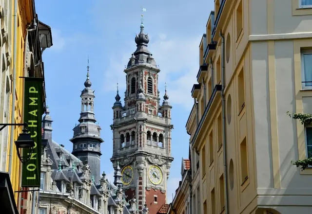 Le beffroi de Lille vu depuis une rue du Vieux-Lille