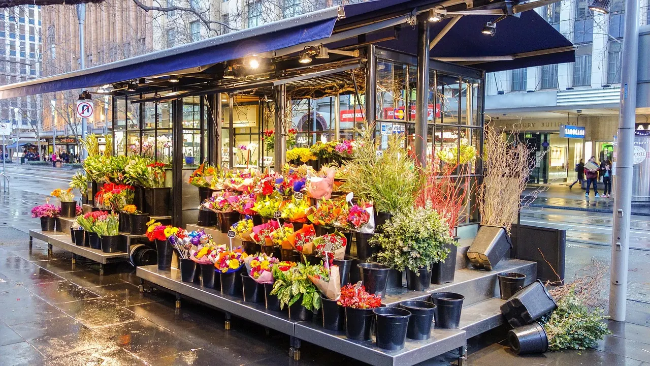 Étal de fleurs coupées devant une boutique